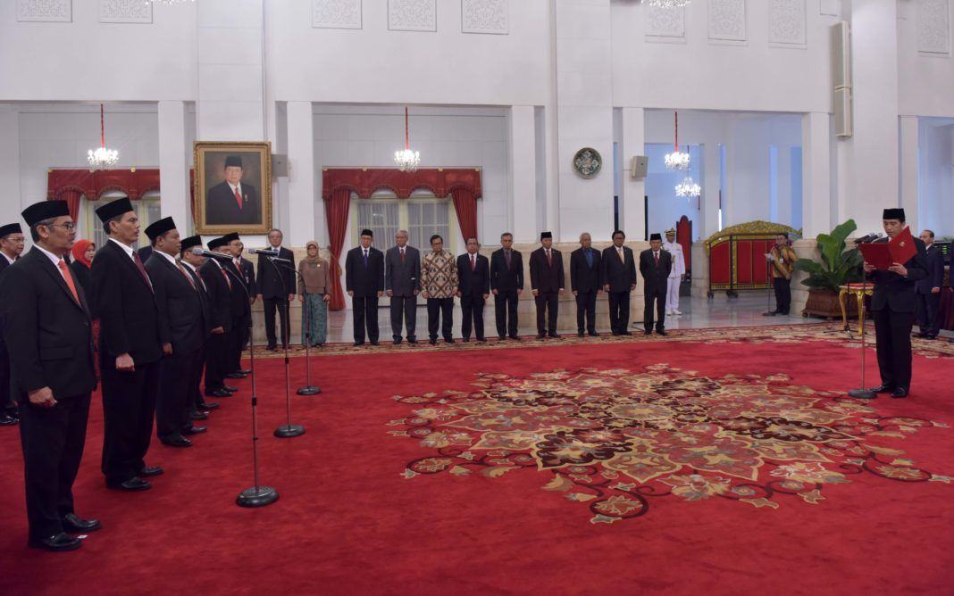 Foto: Presiden Jokowi melantik Dewan Pengawas dan Anggota BPKH, di Istana Negara, Jakarta, Rabu (26/7).