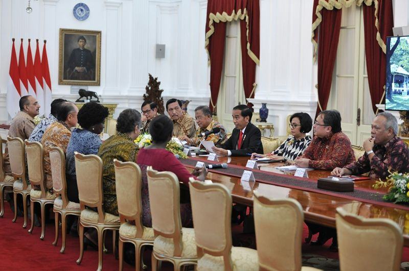 Foto: Presiden Jokowi didampingi sejumlah menteri menerima Presiden Bank Dunia Jim Yong Kim didampingi sejumlah delegasi, di Istana Merdeka, Jakarta, Rabu (26/7) .