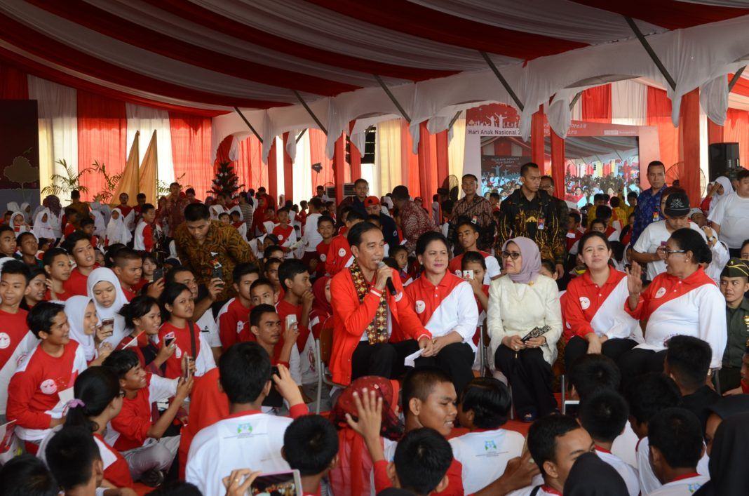 Foto: Presiden Jokowi saat menghadiri Puncak Peringatan Hari Anak Nasional Tahun 2017 di Lapangan Gedung Daerah Pauh Janggi Gubernuran, Pekanbaru, Riau, Minggu (23/7).