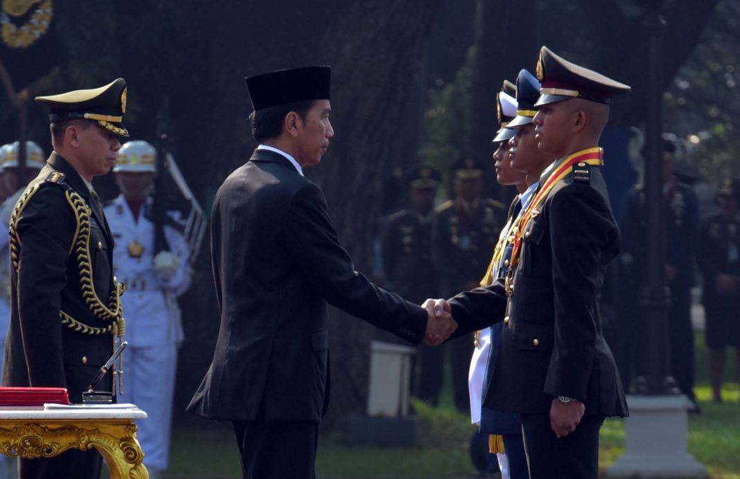 Foto: Presiden Joko Widodo menganugerahkan Adhi Makayasa kepada para perwira pertama yang resmi dilantik di Halaman Istana Merdeka, Selasa (25/7) .