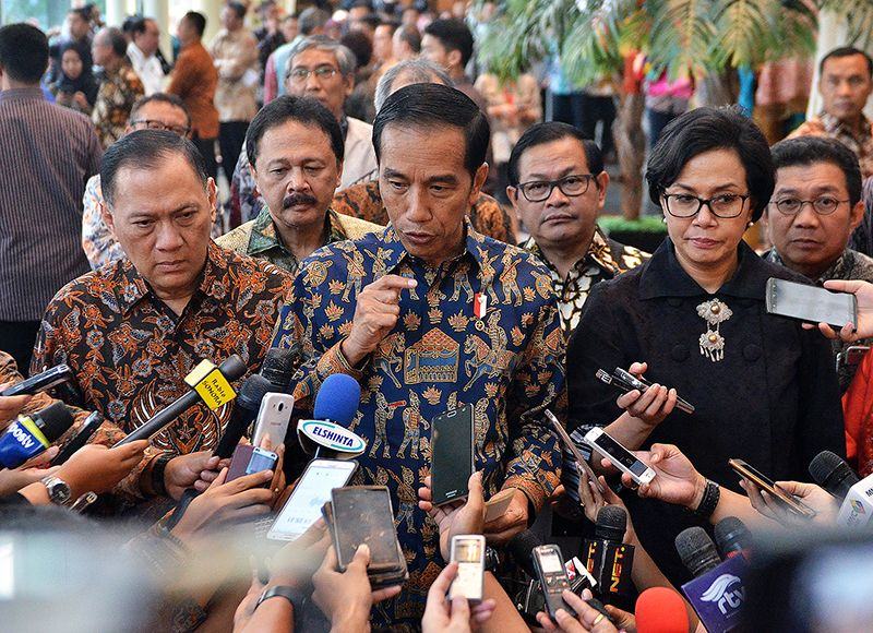 Presiden Jokowi didampingi Menkeu, Gubernur BI, dan sejumlah pejabat menjawab wartawan, usai mengunjungi Bursa Efek Indonesia, Jakarta, Selasa (4/7) siang.