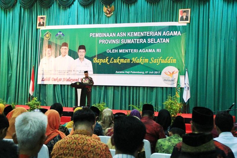 Foto: Kakanwil Kemenag Sumsel Al-Fajri beri sambutan pada Pembinaan ASN di Asrama Haji Palembang.