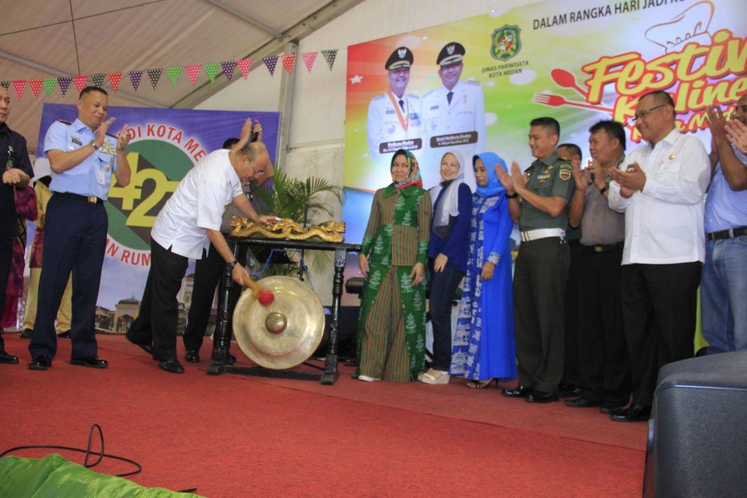 Foto: Walikota Medan Drs H T Dzulmi Eldin S MSi memukul gong menandai diresmikannya Festival Kuliner 2017 di Lapangan Merdeka Medan, Kamis (6/7).