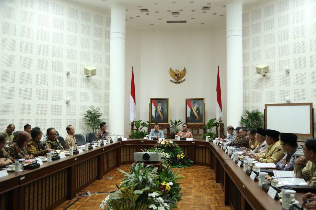 Foto: Menteri Dalam Negeri (Mendagri) Tjahjo Kumolo didampingi Wakil Presiden Jusuf Kalla di Kantor Wakil Presiden, Selasa (18/7).