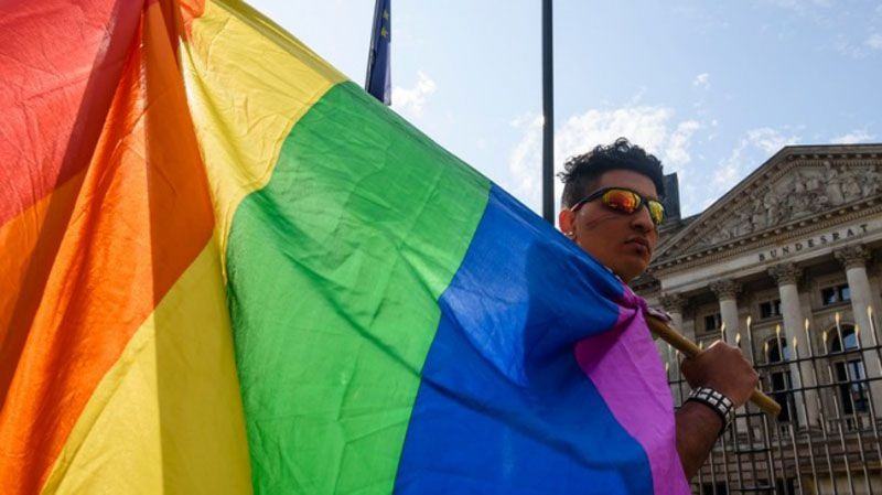 Bendera berwarna-warni, simbol LGBT. (Foto: AFP)