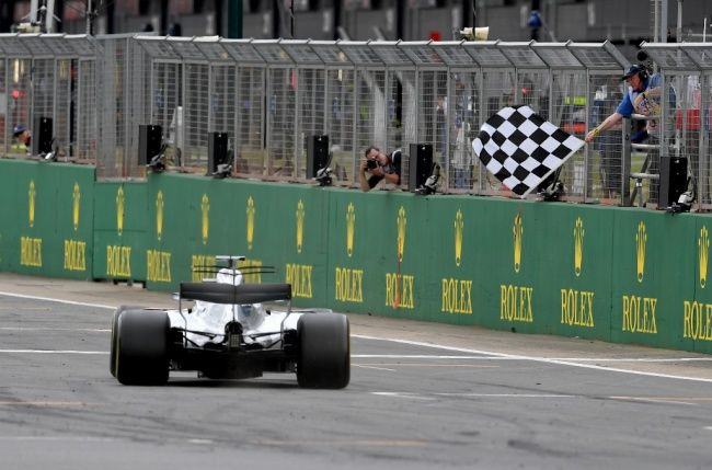 Mobil Lewis Hamilton ketika menyentuh garis finis (Foto: AFP)