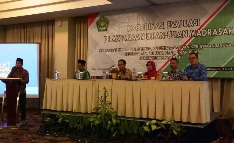 Foto: Diskusi para Kepala Seksi Kurikulum dan Evaluasi Kanwil Kemenag Provinsi se Indonesia pada Rakor Evaluasi Pelaksanaan Ujian-ujian Madrasah di Makassar.