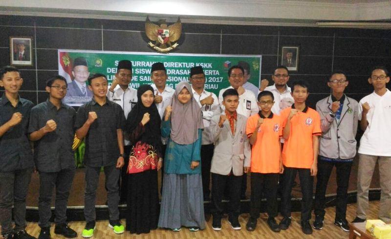 Foto: Direktur KSKK Madrasah M. Nur Kholis Setiawan bersama siswa madrasah kontingen OSN 2017 di Riau.