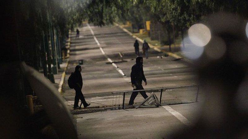 Insiden terbaru antar polisi dan dua kartel narkoba di Meksiko pada Kamis (6/7) dini hari menewaskan 15 orang dan sedikitnya 5 anggota geng lainnya ditahan. (REUTERS/Daniel Becerril)