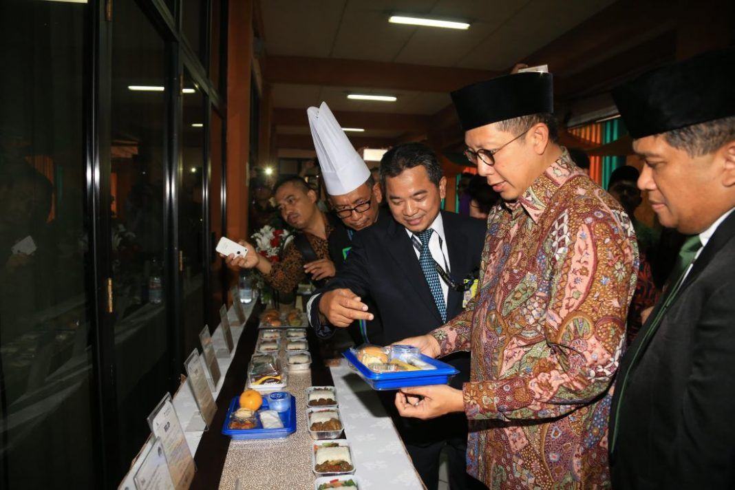 Foto: Menteri Agama Lukman Hakim Saifuddin melakukan Meal Test Penerbangan Haji Jawa Barat di Asrama Haji Bekasi, Rabu (5/7).