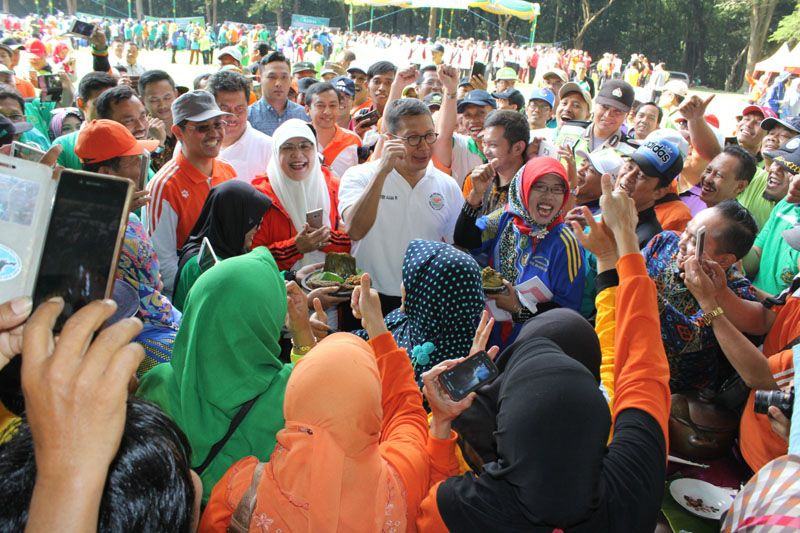 Foto: Menag Lukman Hakim Saifuddin silaturahim bersama ribuan ASN Kemenag se Jatim di lapangan Kebun Raya Puwodadi.