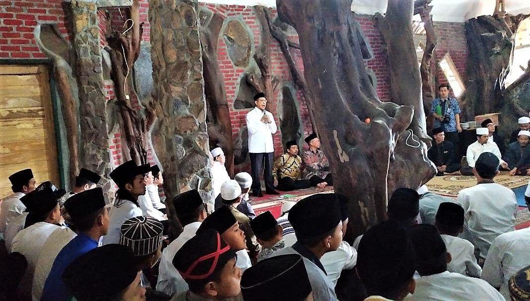 Foto: Menteri Agama Lukman Hakim Saifuddin saat melakukan kunjungan kerja di Pesantren Zawiyah Garut, Jawa Barat, Kamis (27/7).