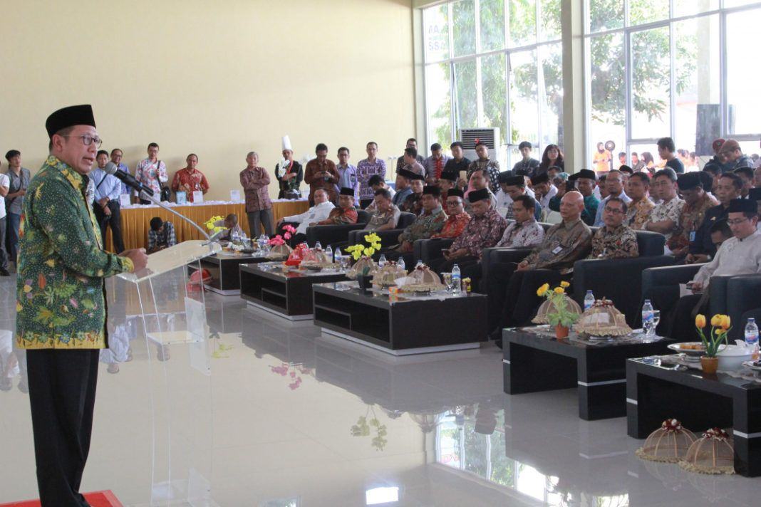 Foto: Menteri Agama beri sambutan Pada Pelantikkan PPIH Embarkasi, Meal Test, dan Peresmian Mock Up Pesawat Udara di Asrama Haji Sudiang Makassar.
