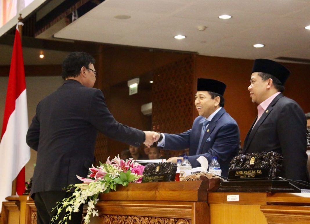 Menteri Dalam Negeri (Mendagri) Tjahjo Kumolo saat bersalaman dengan Ketua DPR Setyo Novanto.