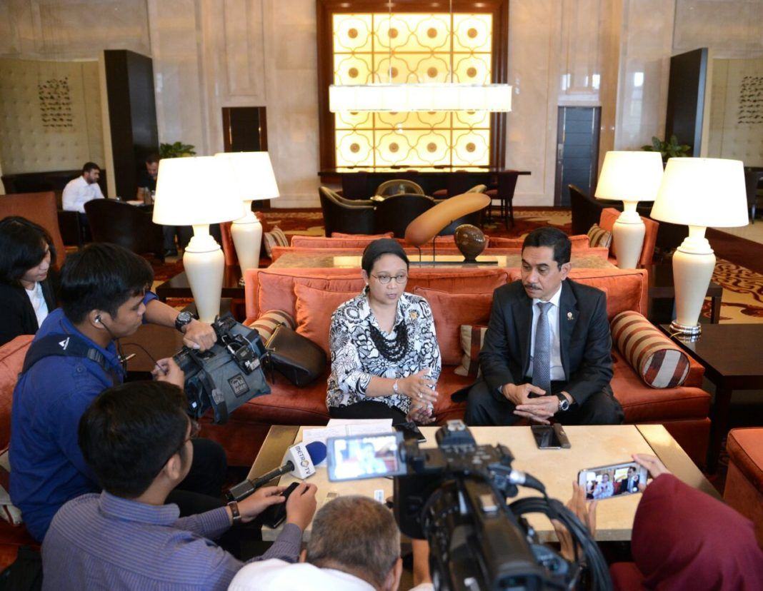 Foto: Menteri Luar Negeri Retno Marsudi kepada jurnalis di lobby hotel tempat Presiden menginap, Rabu (5/7).