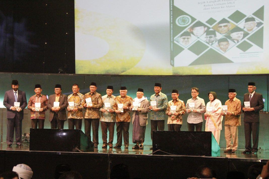 Foto: Menag Lukman Hakim Saifuddin bersama sejumlah tokoh nasional pada Milad ke-42 MUI.