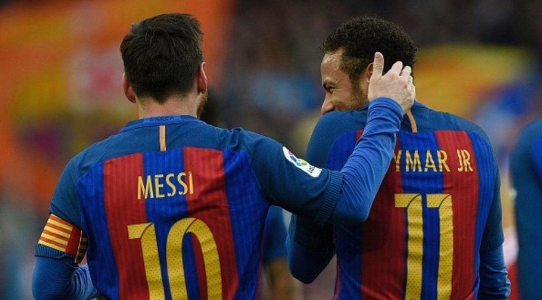 Lionel Messi dan Neymar merayakan gol Barcelona ke gawang Athletic Bilbao pada laga La Liga di Stadion Camp Nou, Barcelona, Sabtu (4/2). (AFP/Lluis Gene)