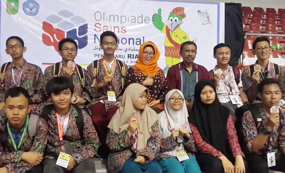 Tim MAN 3 Malang pada Olimpiade Sains Nasional (OSN) 2017 di Pekanbaru. (foto: istimewa)