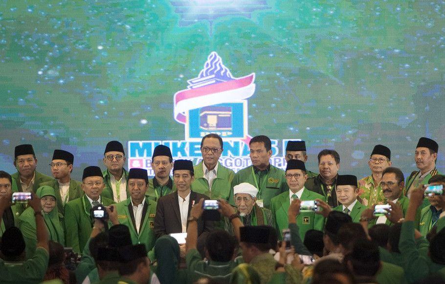 Presiden Joko Widodo (keempat kiri) bersama Ketua Majelis Syariah PPP Maimun Zubair (keempat kanan), Ketua Majelis Pakar PPP Lukman Hakim Saifuddin (ketiga kanan), dan Ketum PPP Romahurmuziy (ketiga kiri) berfoto bersama para pengurus PPP dalam penutupan Musyawarah Kerja Nasional (Mukernas) II Bimtek Anggota DPRD Partai Persatuan Pembangunan di kawasan Ancol, Jakarta, Jumat (21/7) (Ant: Rosa Panggabean)