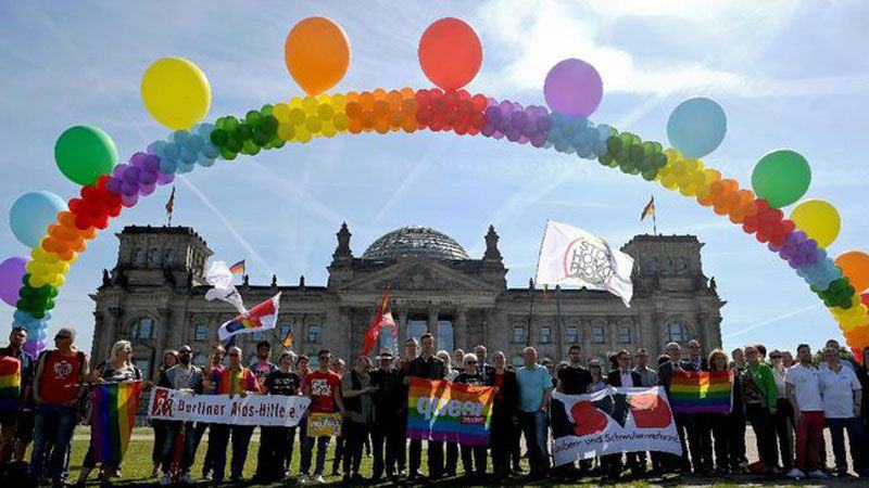 Parlemen Jerman meloloskan undang-undang pernikahan sesama jenis, Jumat (30/6). (AFP PHOTO /Britta Pedersen)