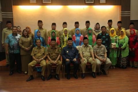 Foto: Walikota Medan Drs H T Dzulmi Eldin S MSi melantik 23 pejabat struktural, khususnya eselon II dan III, serta camat di lingkungan Pemko Medan di Balai Kota Medan, Senin (17/7).