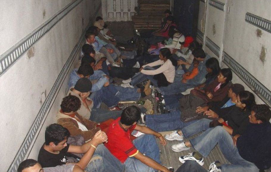 Ilustrasi penyelundupan manusia ke Amerika Serikat dengan menggunakan truk. (Standard Times)