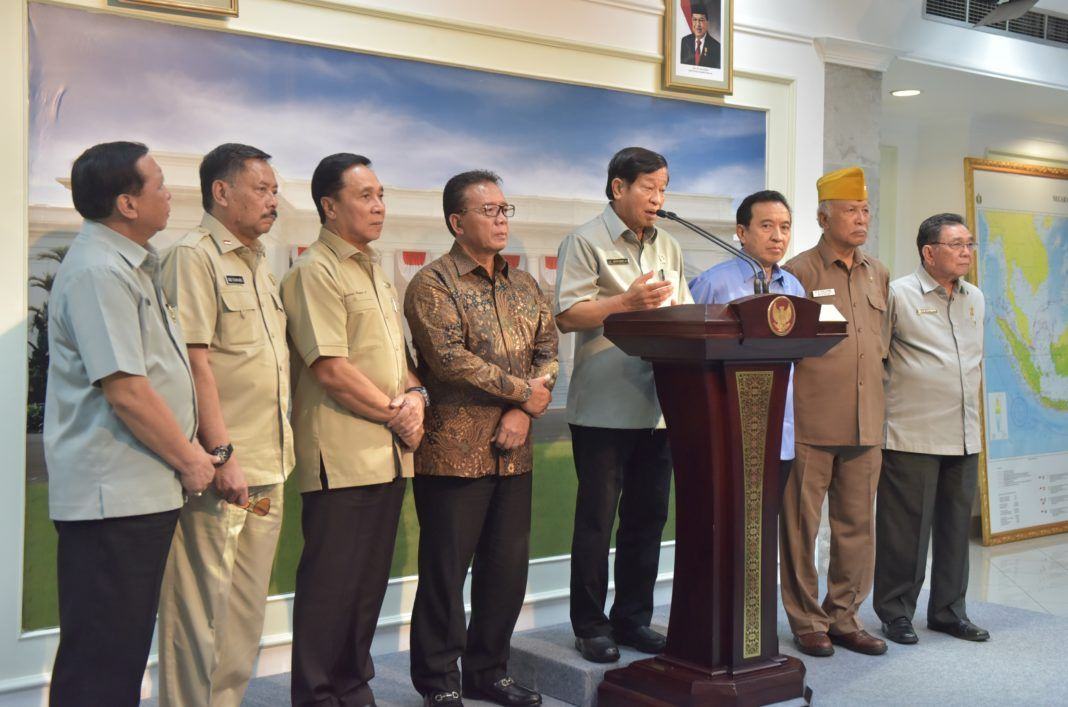 Foto: Ketua Umum Pepabri Agum Gumelar didampingi para purnawirawan TNI-Polri usai diterima Presiden Jokowi, di Istana Merdeka, Jakarta, Selasa (25/7) .