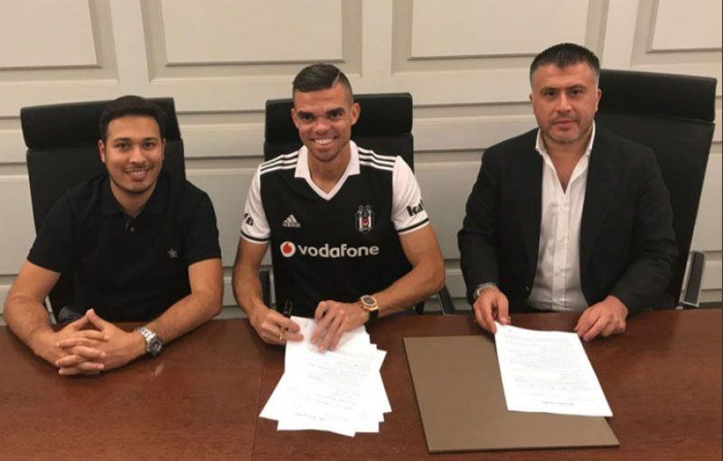 Foto: Pepe (tengah) saat menandatangani kontrak dengan klub barunya, Besiktas.