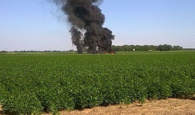Api membubung tinggi dari bangkai pesawat yang jatuh. (Foto: USA Today)