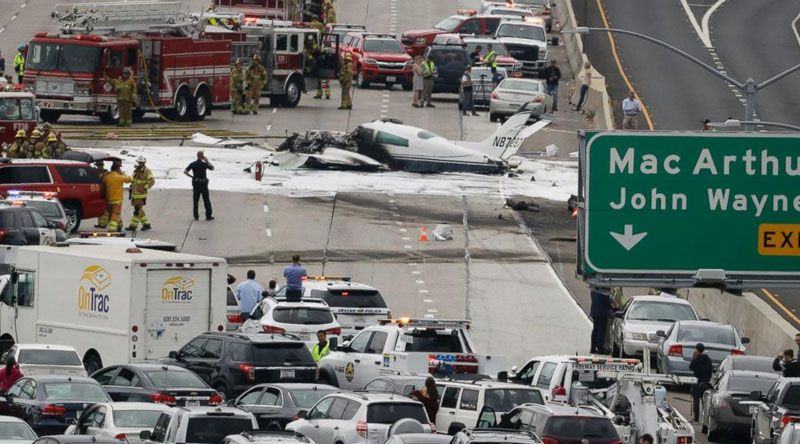Pesawat Cessna yang jatuh di jalan tol California, AS. (AP)