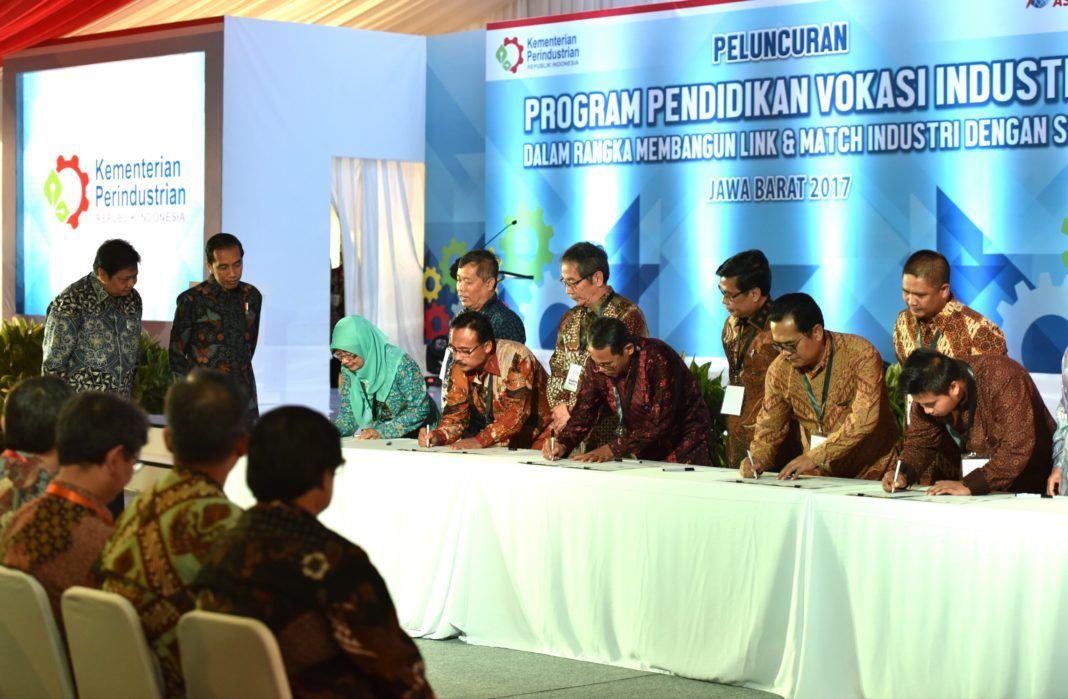 Foto: Presiden Jokowi saat menyaksikan penandatanganan dalam acara peluncuran program Pendidikan Vokasi Industri di Kawasan GIIC, Deltamas, Bekasi, Jawa Barat, Jumat (28/7).