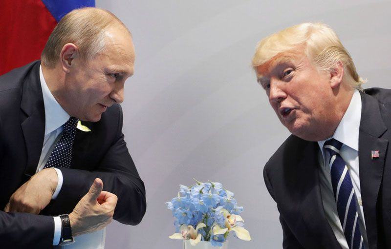 Presiden Amerika Serikat Donald Trump (kanan) dan Presiden Rusia Vladimir Putin bertemu di sela-sela KTT G-20 di Hamburg, Jerman, 7 Juli 2017. (AFP)