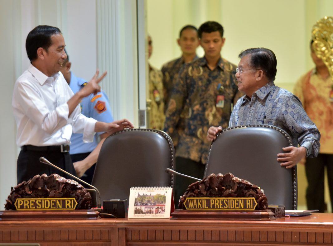 Foto: Presiden Jokowi dan Wapres Jusuf Kalla berbincang sebelum memimpin rapat terbatas di kantor Presiden, Jakarta, Rabu (26/7).
