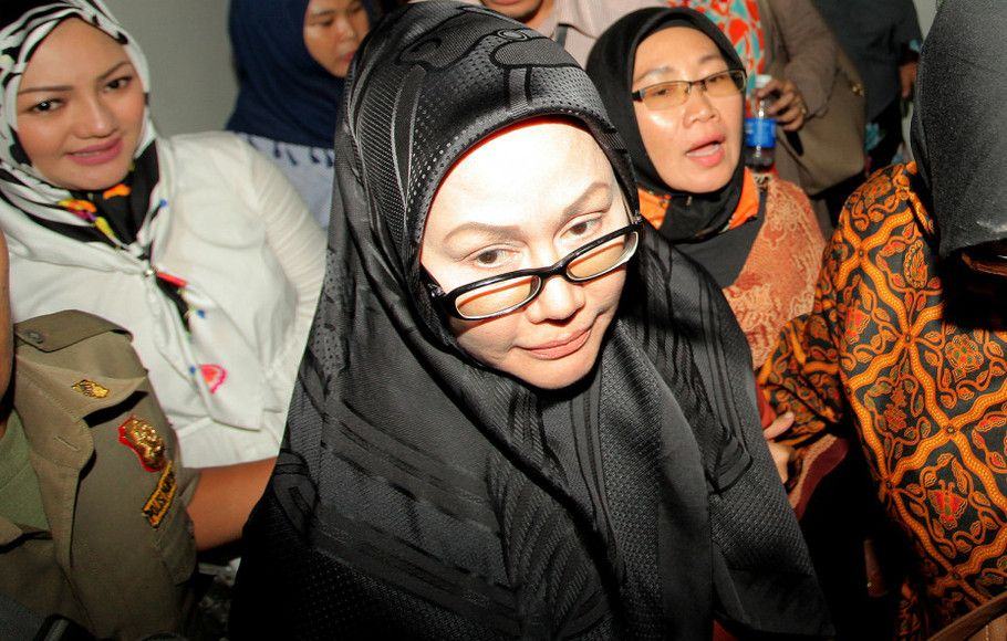 Foto: Terdakwa kasus pengadaan alat kesehatan Ratu Atut Chosiyah berjalan seusai menjalani sidang dengan agenda pembacaan putusan di Pengadilan Tipikor, Jakarta, 20 Juli 2017. (foto ant: Muhammad Adimaja)