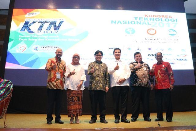 Foto: Menteri PANRB Asman Abnur (no. 3 dari kanan) bersama Kepala BPPT (no 3 dari kiri) dan para pejabat dari Kementerian PANRB dan BPPT usai launching SEPAKAT pada acara Kongres Teknologi Nasional (KTN) Tahun 2017 di Badan Pengkajian dan Penerapan Teknologi (BPPT), Jakarta, Senin (17/7).