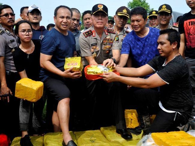 Kapolda Metro Jaya Irjen (Pol) M. Iriawan (tengah) bersama anggotanya memperlihat sabu yang gagal diselundupkan di Dermaga eks Hotel Mandalika, Anyer, Serang, Banten, Kamis (13/7). (Ant: Asep Fathulrahman)