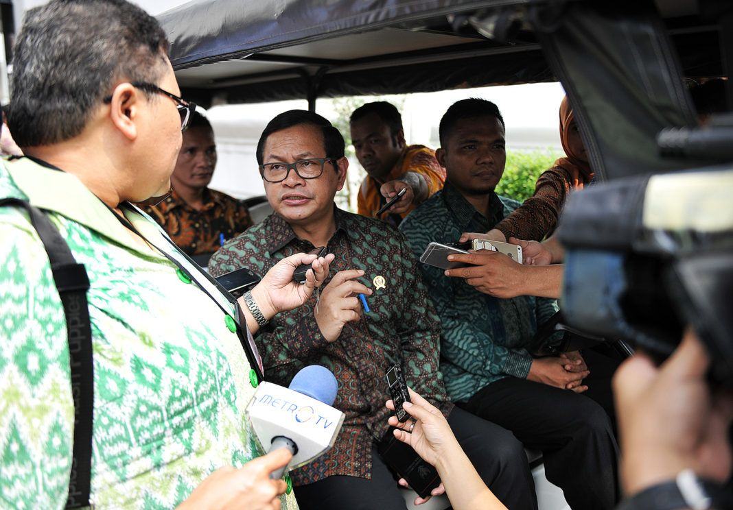 Foto: Seskab Pramono Anung menjawab pertanyaan wartawan usai Sidang Kabinet Paripurna, di Istana Negara, Jakarta, Senin (24/7).