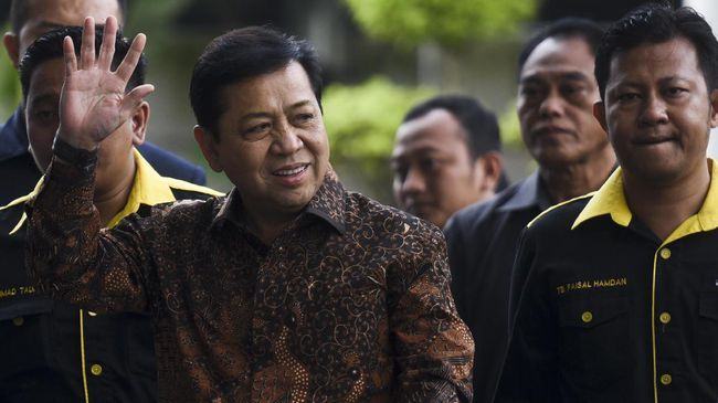 Ketua DPR sekaligus Ketua Umum Partai Golkar Setya Novanto resmi menjadi tersangka dalam kasus korupsi e-KTP. (ANTARA FOTO/Hafidz Mubarak A)