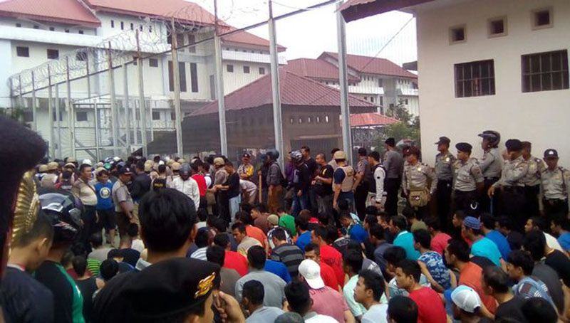 Sejumlah tahanan Rutan Pekanbaru berteriak dan memukul-mukul sel dengan menggunakan seng saat hendak dipindahkan ke sejumlah Lapas di Riau, dinihari tadi. (Dok. Polda Riau)