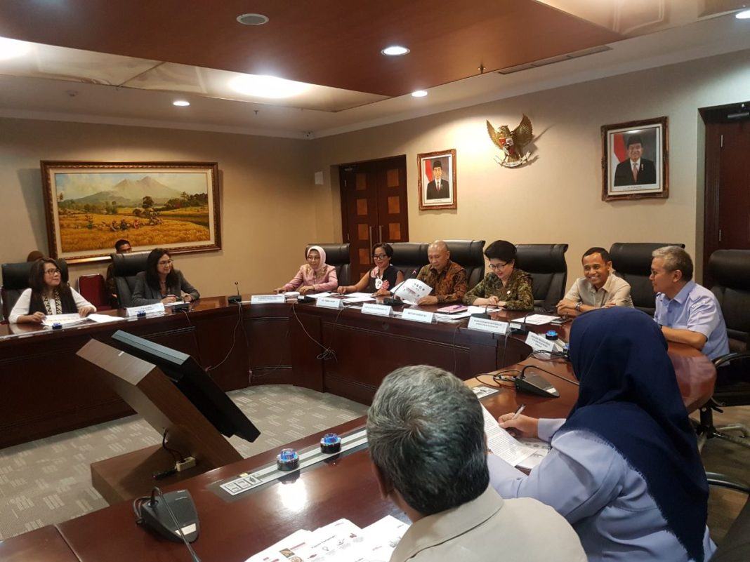 Kepala Staf Presiden Teten Masduki didampingi Menkes Nila F. Moeloek saat menerima panitia Negara (Kemensetneg), dan Kantor Staf Presiden (KSP) menggelar, di kantor KSP, Jakarta, Senin (3/7) kemarin.