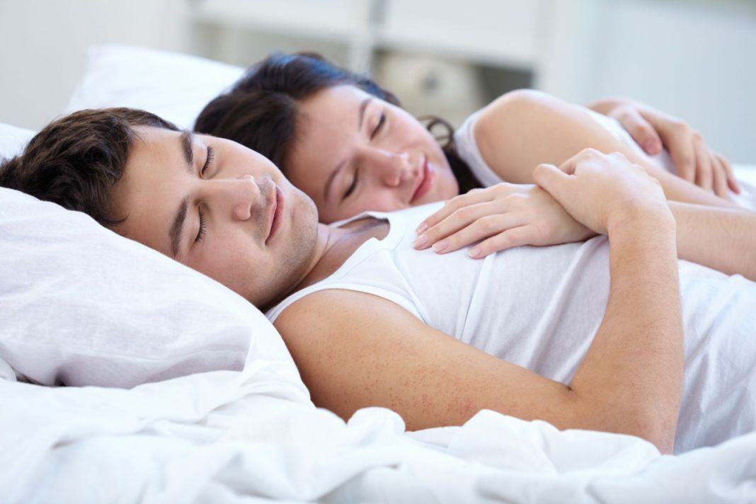 Sebuah studi mengatakan bahwa menikah dapat membuat Anda yang insomnia menjadi tidur lebih nyenyak.