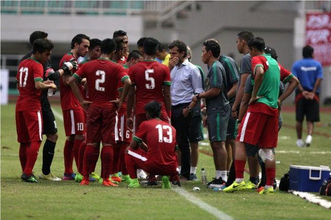 Foto: Skuat Timnas Indonesia U-22 bersama pelatih Luis Milla.