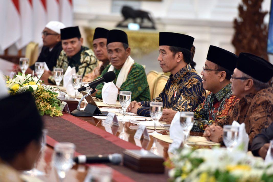 Foto: Presiden Jokowi saat menerima para ulama Provinsi Kalimantan Barat, di Istana Merdeka, pada hari Kamis (27/7) sore.