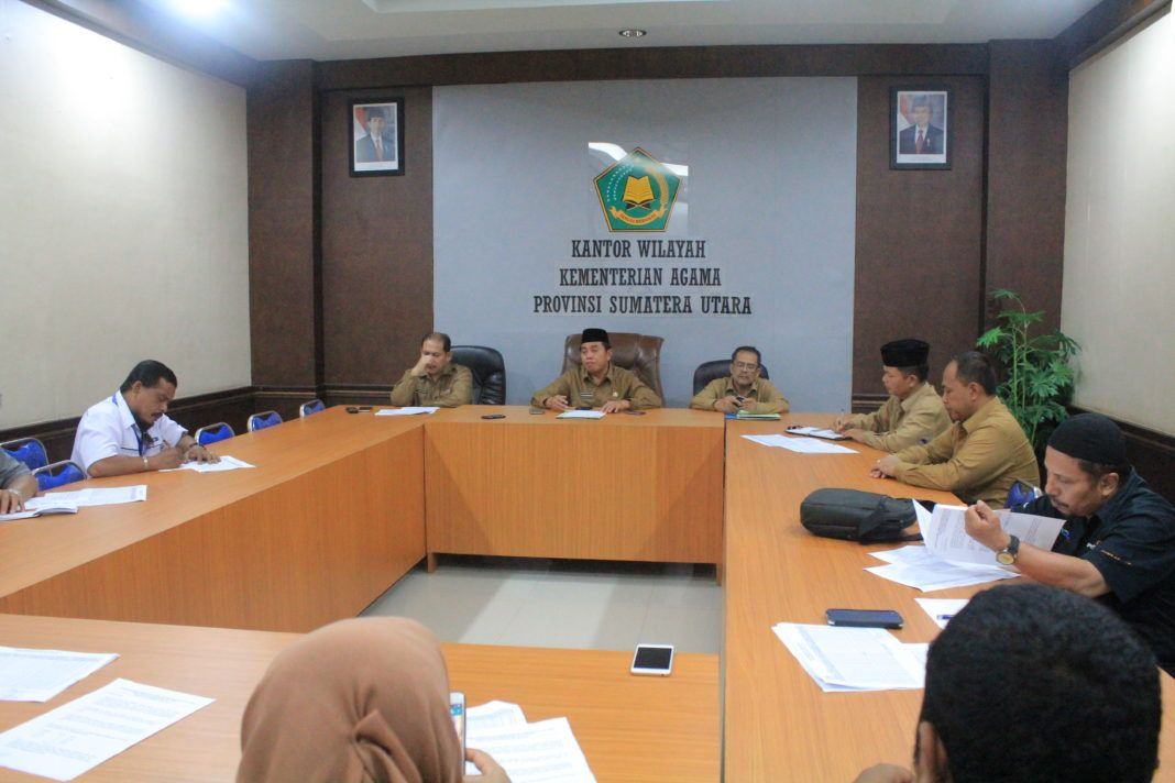 Kepala Kanwil Kementerian Agama Provinsi Sumatera Utara saat mengadakan temu pers dengan wartawan dalam rangka persiapan proses keberangkatan jemaah haji 1438 H/2017 M di Ruang Sidang Kanwil Kemenag Sumut, Senin (24/7).