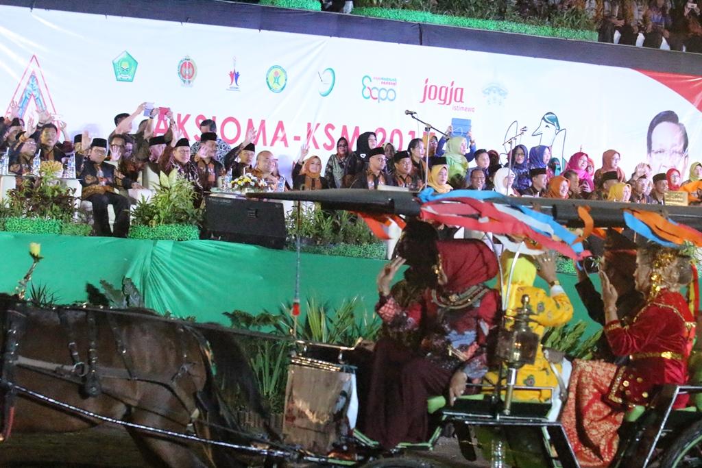 Foto: Menag Lukman Hakim melambaikan tangan kepada Defile Peserta Aksioma-KSM 2017 Yogyakarta.