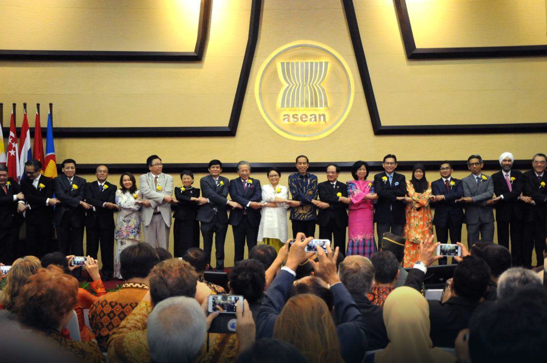 Foto: Presiden Jokowi pada Peringatan 50 Tahun ASEAN Tahun 2017, di ASEAN Hall, Sekretariat ASEAN, Jakarta Selatan, Jumat (11/8).