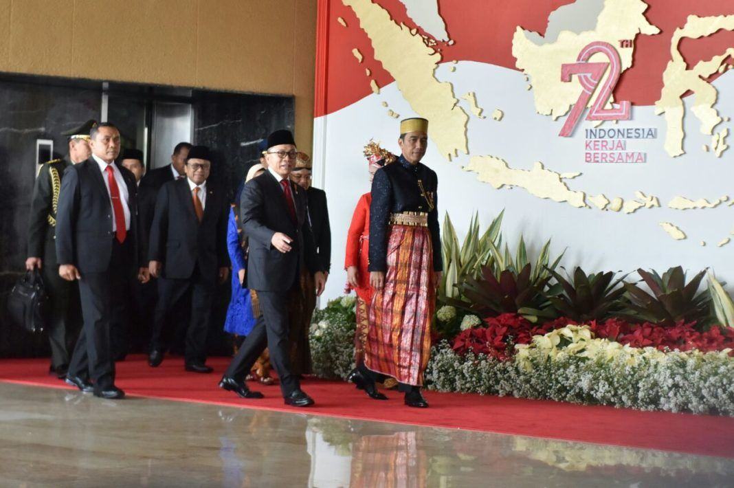 Foto: Presiden Jokowi menggunakan baju adat Bugis saat menghadiri Sidang Tahunan MPR, di Gedung Nusantara MPR/DPR/DPD, Jakarta, Rabu (16/8).