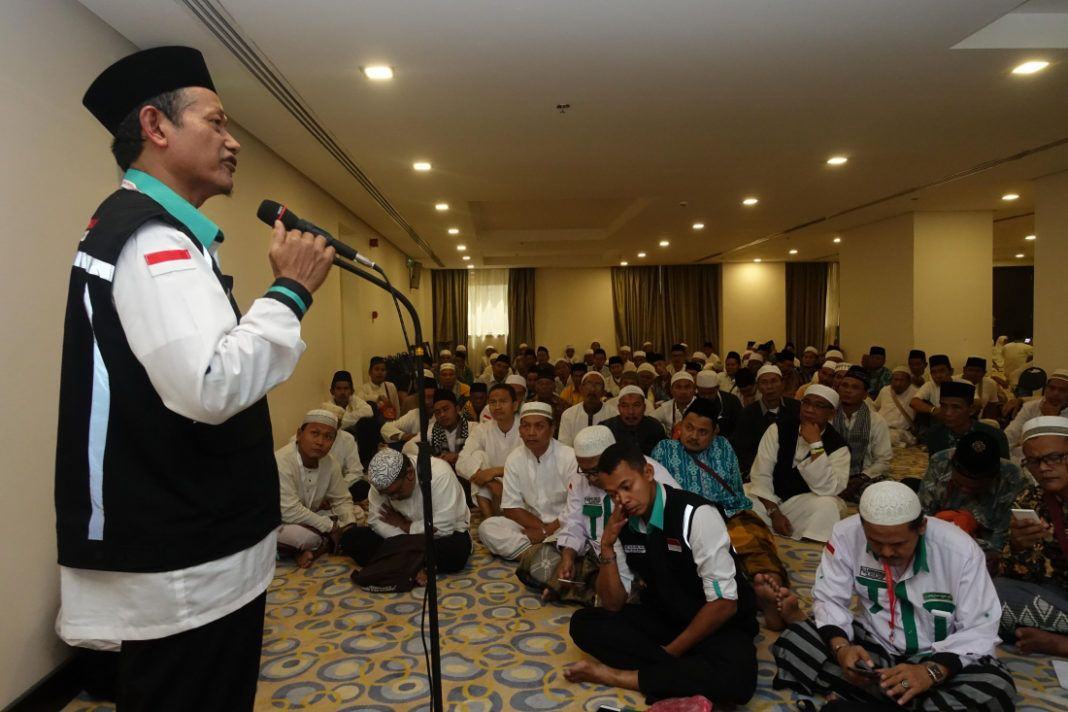 Foto: Prof. Dr. H. Aswadi Syuhadak Nurudin sedang memberikan layanan bimbingan kepada sejumlah jemaah, Rabu (9/8).