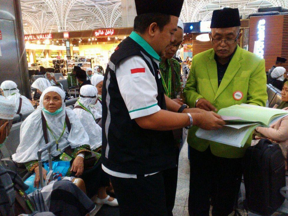 Foto: Foto: Kasi Pengawas PIHK Tawwabuddin sedang memeriksa kelengkapan dokumen jemaah haji khusus di Bandara Madinah, Selasa (8/8).