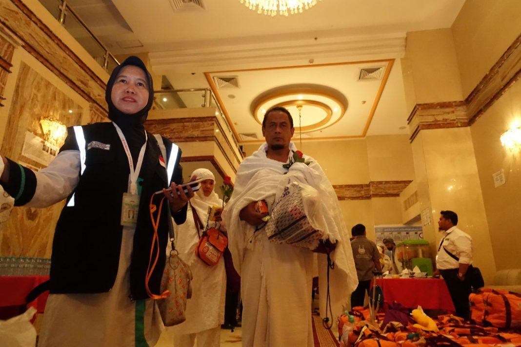 Foto: Jemaah haji kloter pertama embarkasi Medan (MES 01) tiba di Makkah, Minggu (6/4).